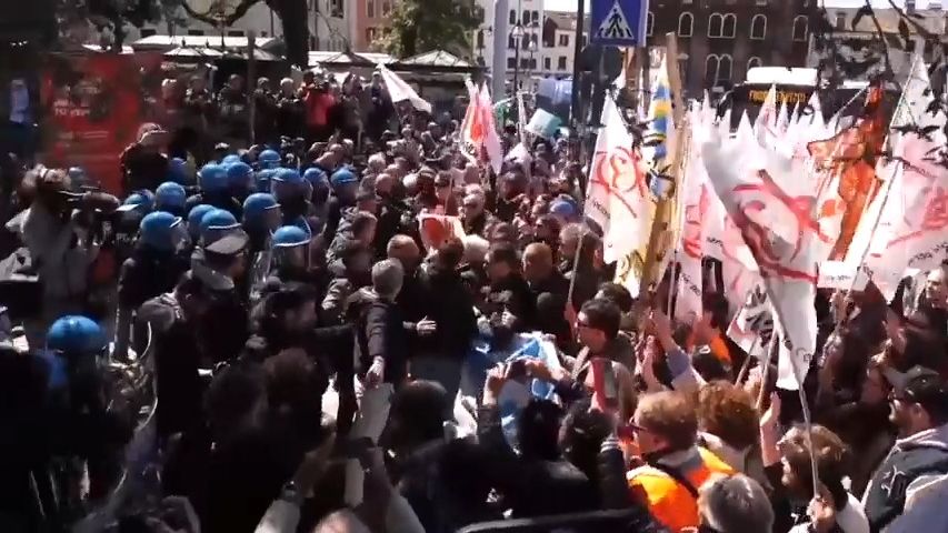 Video: Protest proti vstupnému se v Benátkách zvrhl. Došlo na střety s policií